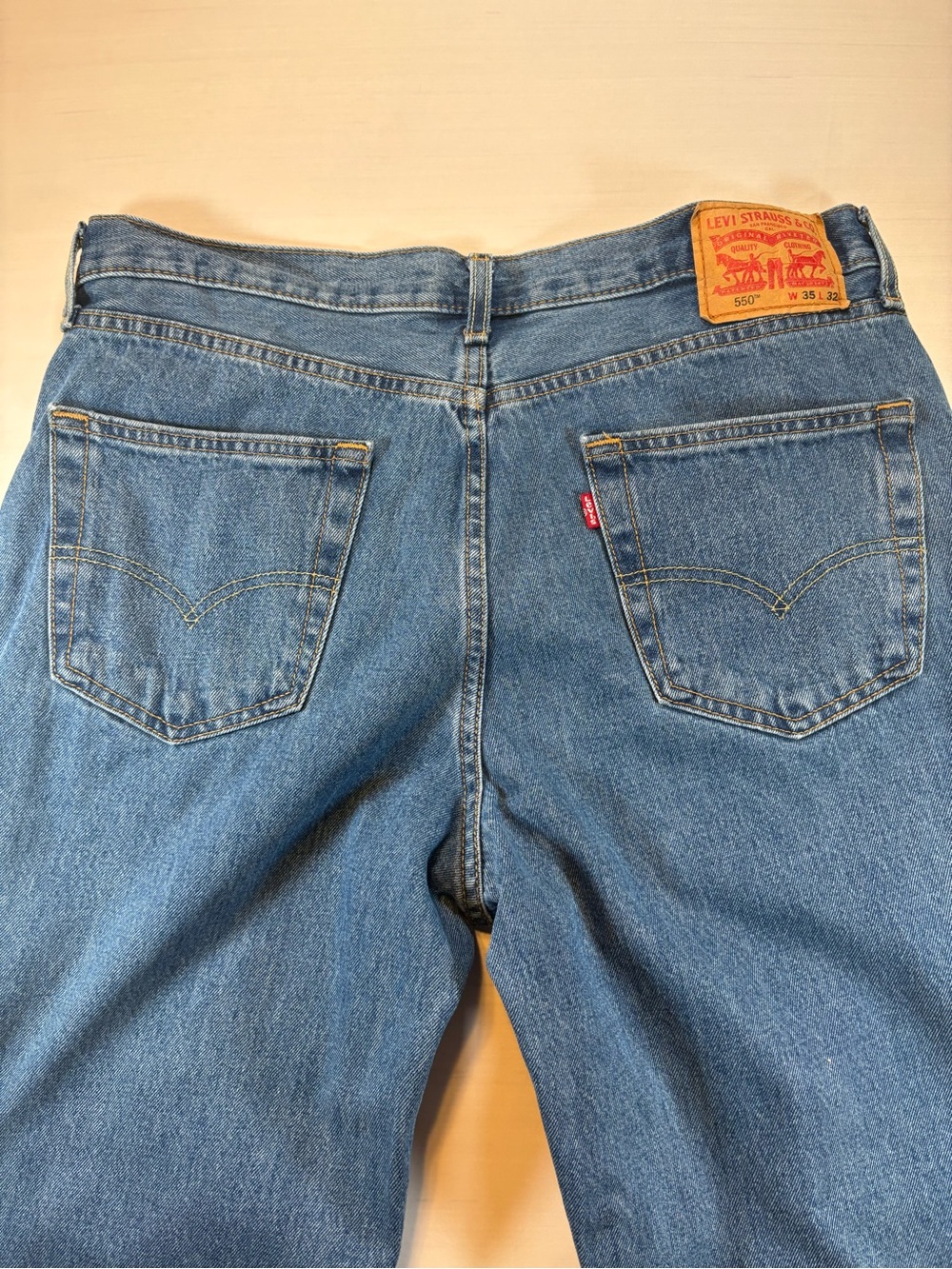Levi's 550 Relaxed Men's Jeans in Light Blue with Tan Patch 35x32 - Picture 3 of 11